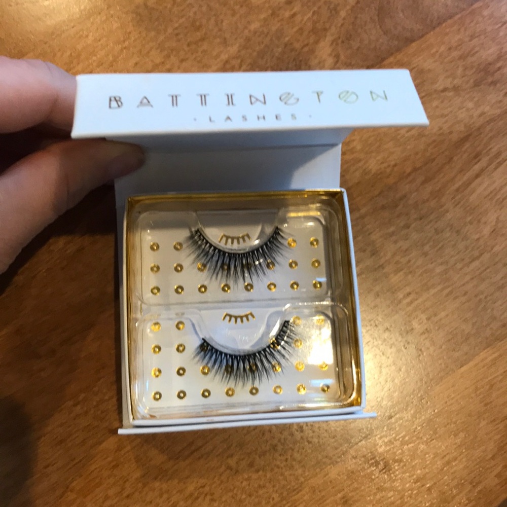 Battington False Lashes in style Monroe